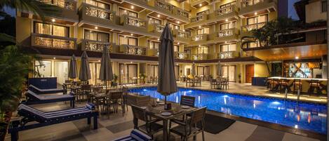 Piscine extérieure, parasols de plage, chaises longues