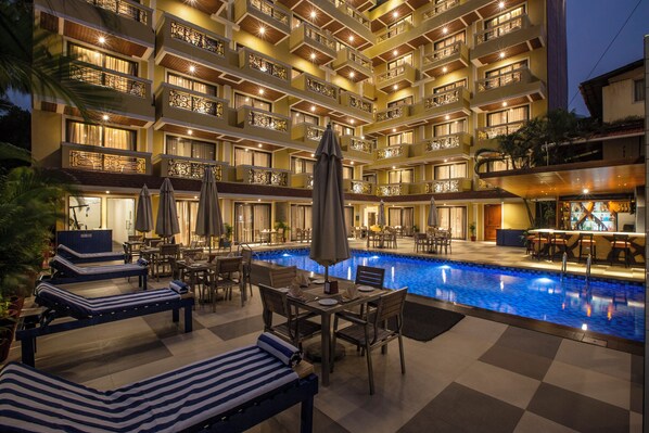 Piscine extérieure, parasols de plage, chaises longues