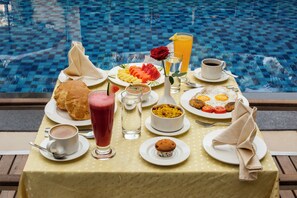 Sarapan prasmanan setiap hari dengan biaya tambahan