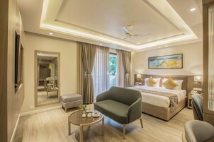 Luxury Στούντιο-Σουίτα | Περιοχή καθιστικού | Τηλεόραση LCD 32 ιντσών με δορυφορικά κανάλια, τηλεοράσεις