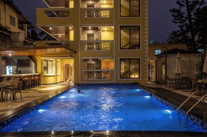 Swim-up bar