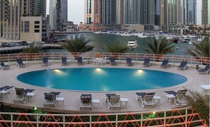 Outdoor pool, pool umbrellas, sun loungers - Marina Hotel Apartments (Dubai)