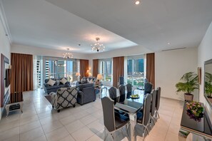 Appartement Deluxe, 3 chambres | Salle de séjour | Téléviseur à DEL de 55 po avec télévision par cùble, téléviseur, foyer