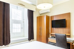 Economy Plus Room | Desk, blackout drapes, iron/ironing board, free WiFi - Hotel Ermitage (Québec City)