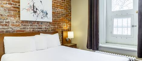 Bureau, rideaux dâobscurcissement, fer et planche Ă repasser