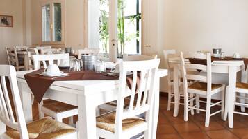 Petit déjeuner buffet (12 EUR par personne)