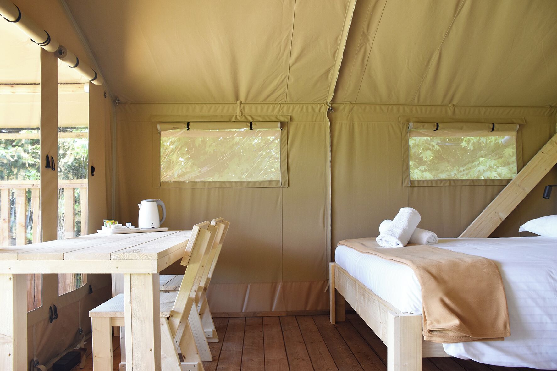 Literie hypoallergénique, couette en duvet d'oie, bureau