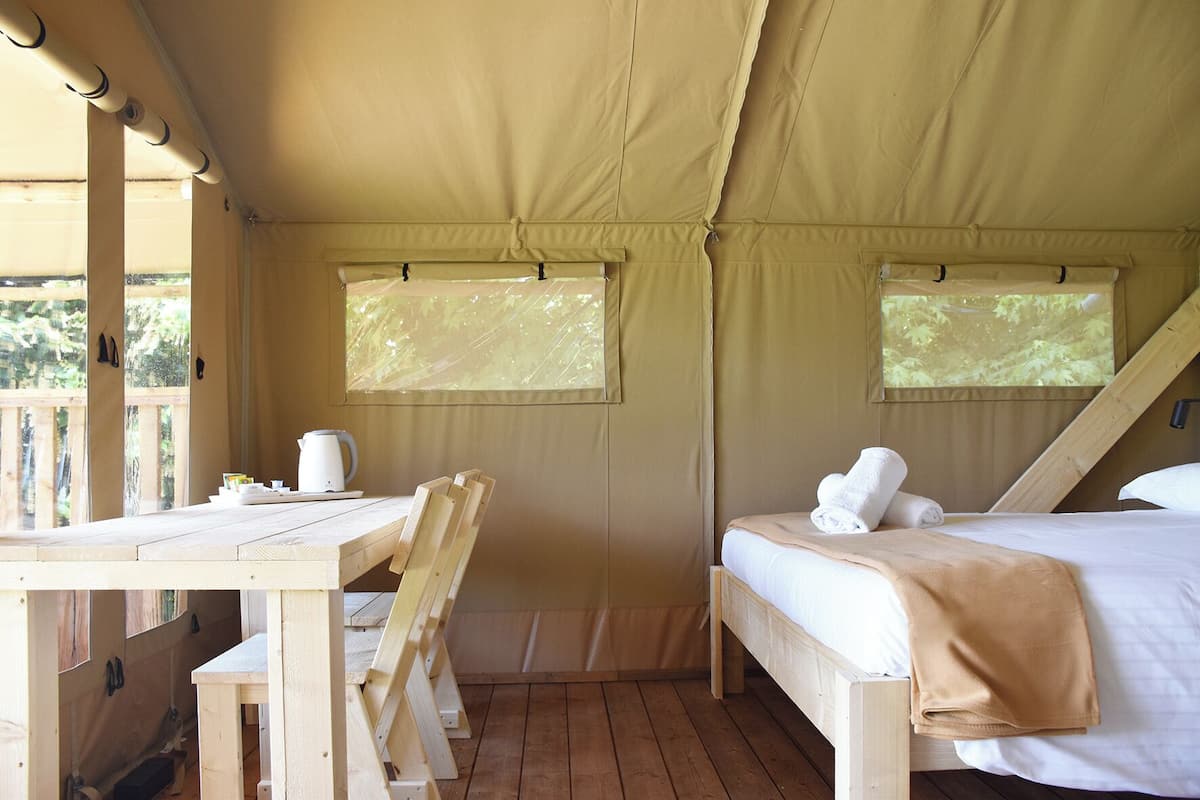 1 bedroom, hypo-allergenic bedding, down comforters, desk