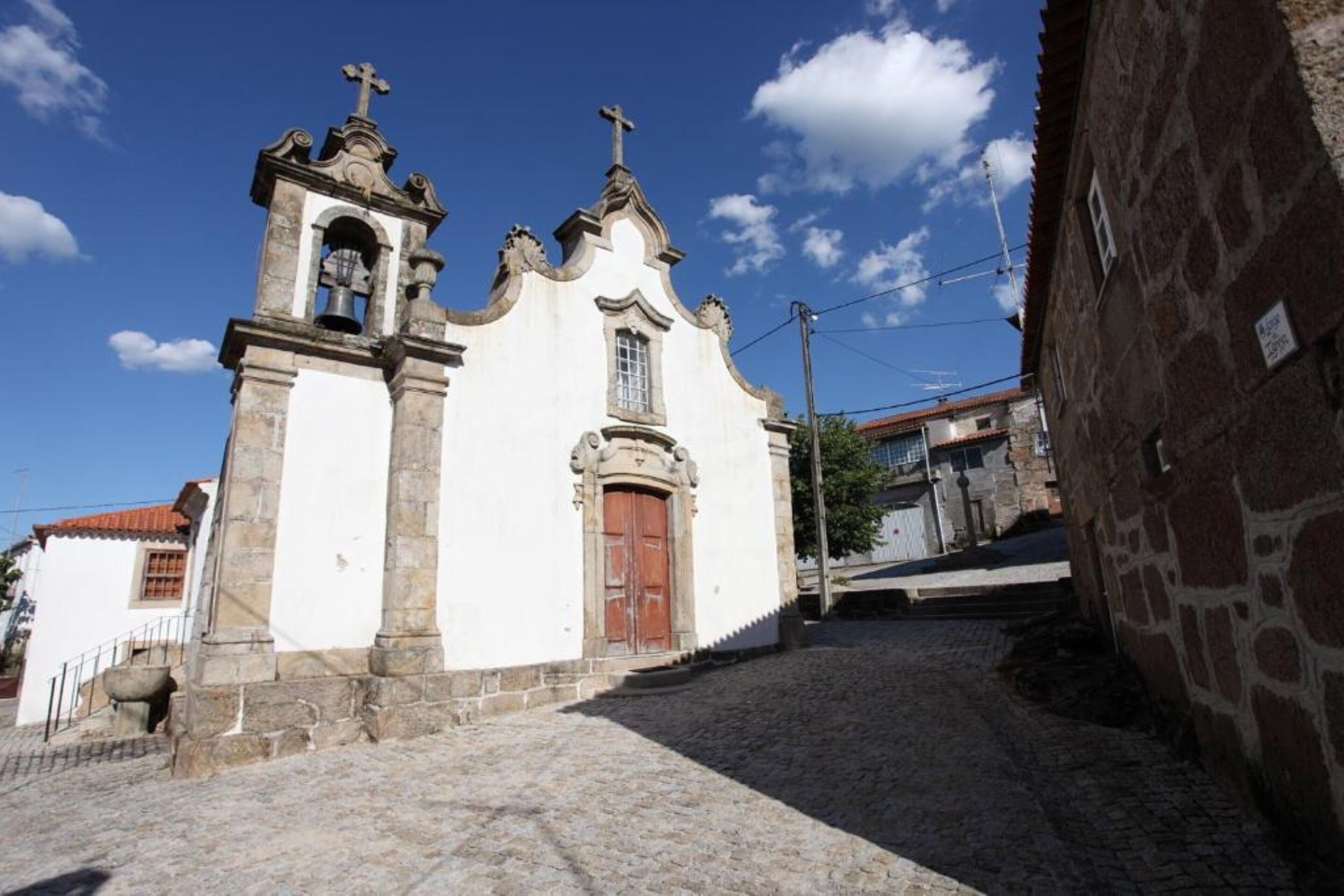Una iglesia con dos campanarios y fachada de piedra.