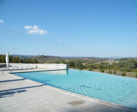 2 piscinas al aire libre, sombrillas, sillones reclinables de piscina
