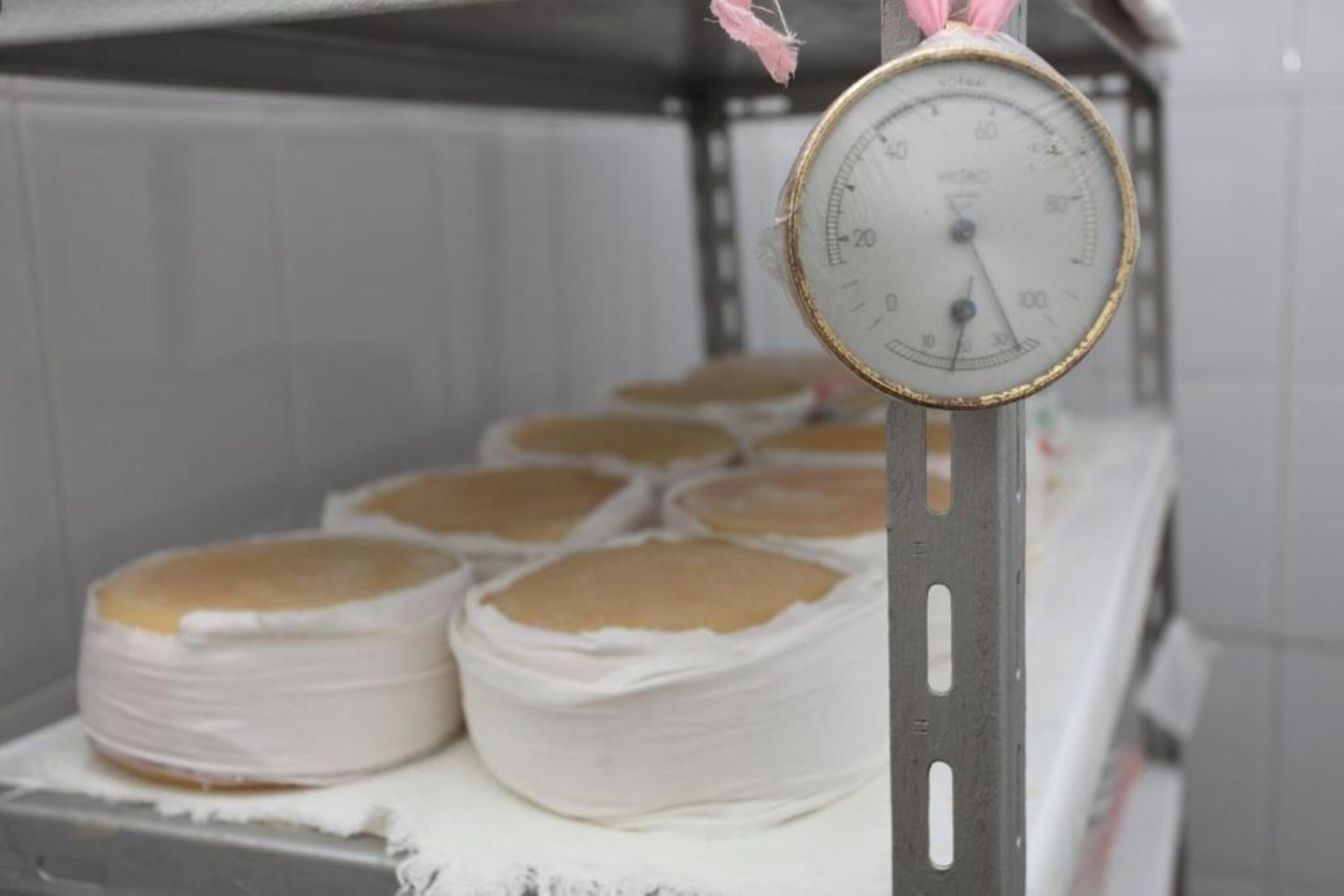 Une balance avec des gâteaux sur un plateau.
