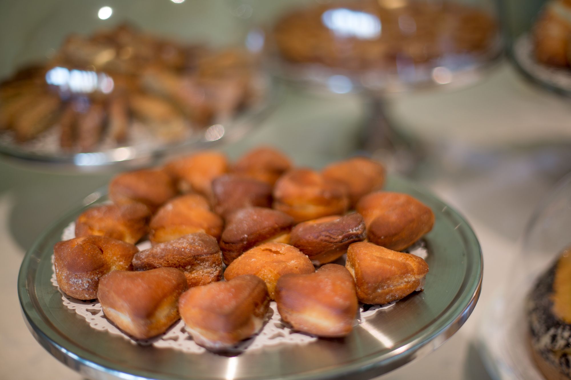Une présentation de pâtisseries en forme de cœur sur une assiette en verre.