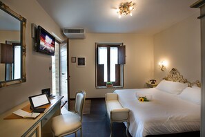 Double Room Single Use | Hypo-allergenic bedding, minibar, in-room safe, individually furnished -  IL SAPORE DELLA LUNA SRL (Monteprandone)