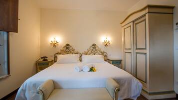 Hypo-allergenic bedding, minibar, in-room safe, individually furnished