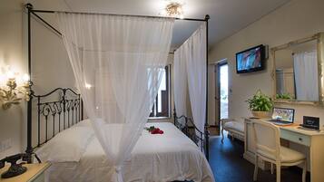 Hypo-allergenic bedding, minibar, in-room safe, individually furnished