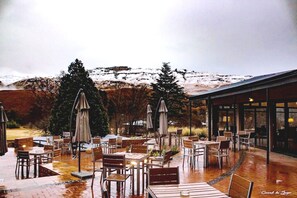Ofereix vistes a la piscina i s'hi serveixen esmorzars i sopars