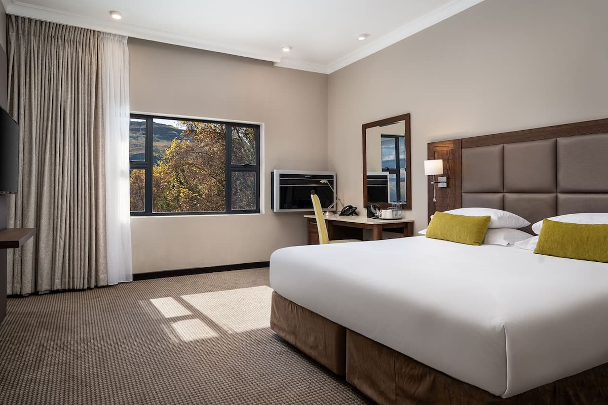 Executive Double Room | 1 bedroom, premium bedding, in-room safe, desk