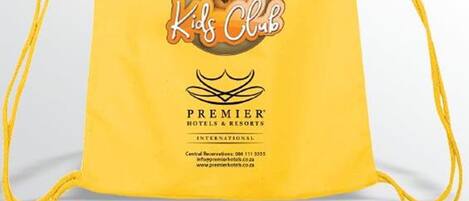 Una bolsa amarilla de cordón con un logotipo de león y la inscripción 'Kids Club' y 'Premier Hotels & Resorts International'.