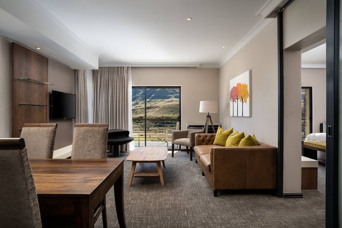 Suite, 1 kingsize-seng | Sengetøy av topp kvalitet, safe på rommet og skrivebord
