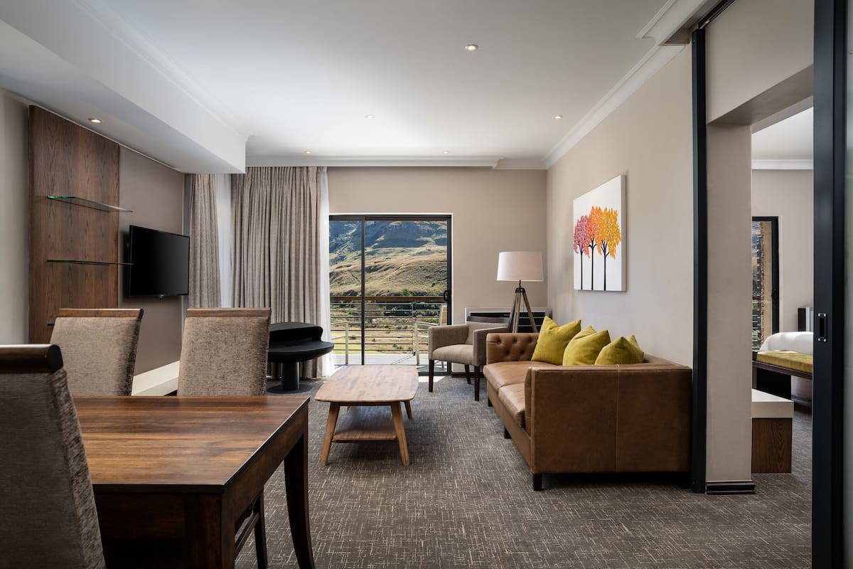 Suite, 1 King Bed | 1 bedroom, premium bedding, in-room safe, desk