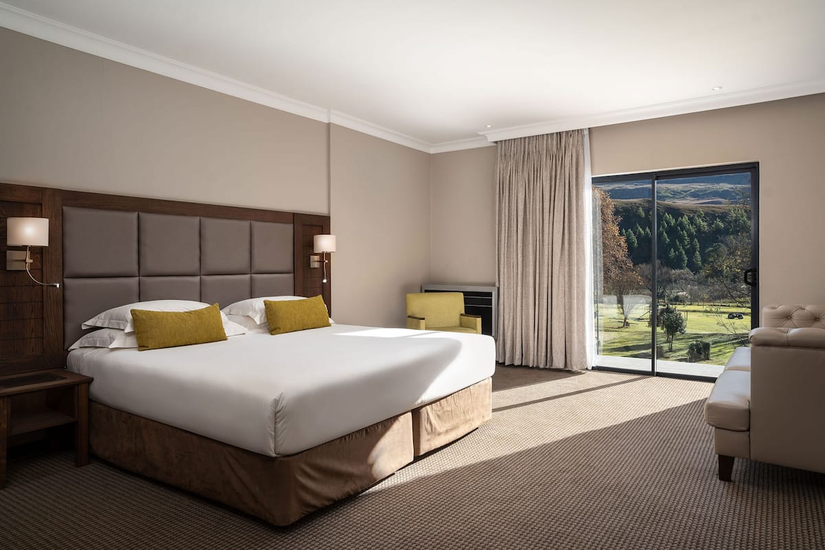 Superior Room, 1 King Bed, Mountain View | 1 bedroom, premium bedding, in-room safe, desk