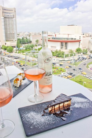 Outdoor dining - Z Executive Boutique Hotel (Bucharest)