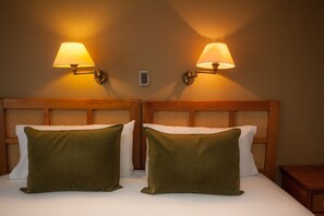 Pillowtop beds, in-room safe - Lodge Lakutaia (Cabo de Hornos)