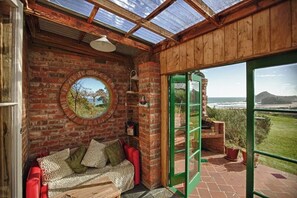 Småhus, 1 soverom (Turehu) | Oppholdsområde | TV, DVD-spiller og bordtennis