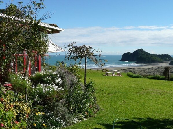 Property grounds - Bethells Beach Cottages (Bethells Beach)