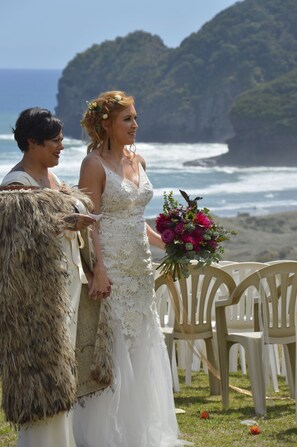 Outdoor wedding area - Bethells Beach Cottages (Bethells Beach)