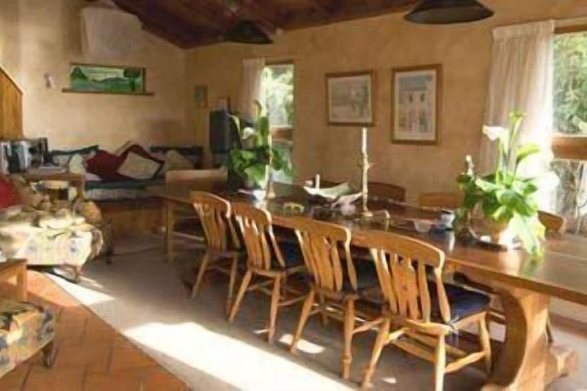 Cottage, 2 Bedrooms (Te Koinga) | In-room dining