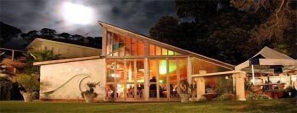 Outdoor wedding area - Bethells Beach Cottages (Bethells Beach)