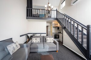 Suite, 2 Schlafzimmer | Wohnbereich | LCD-Fernseher, DVD-Player