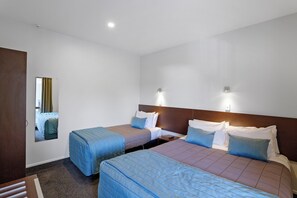 Suite, 1 slaapkamer | Pillowtop-bedden, een kluis op de kamer, een bureau