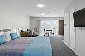 Superior-Studiosuite, 1 Queen-Bett, barrierefrei, Blick auf den Innenhof | Pillowtop-Betten, Zimmersafe, Schreibtisch, Bügeleisen/Bügelbrett