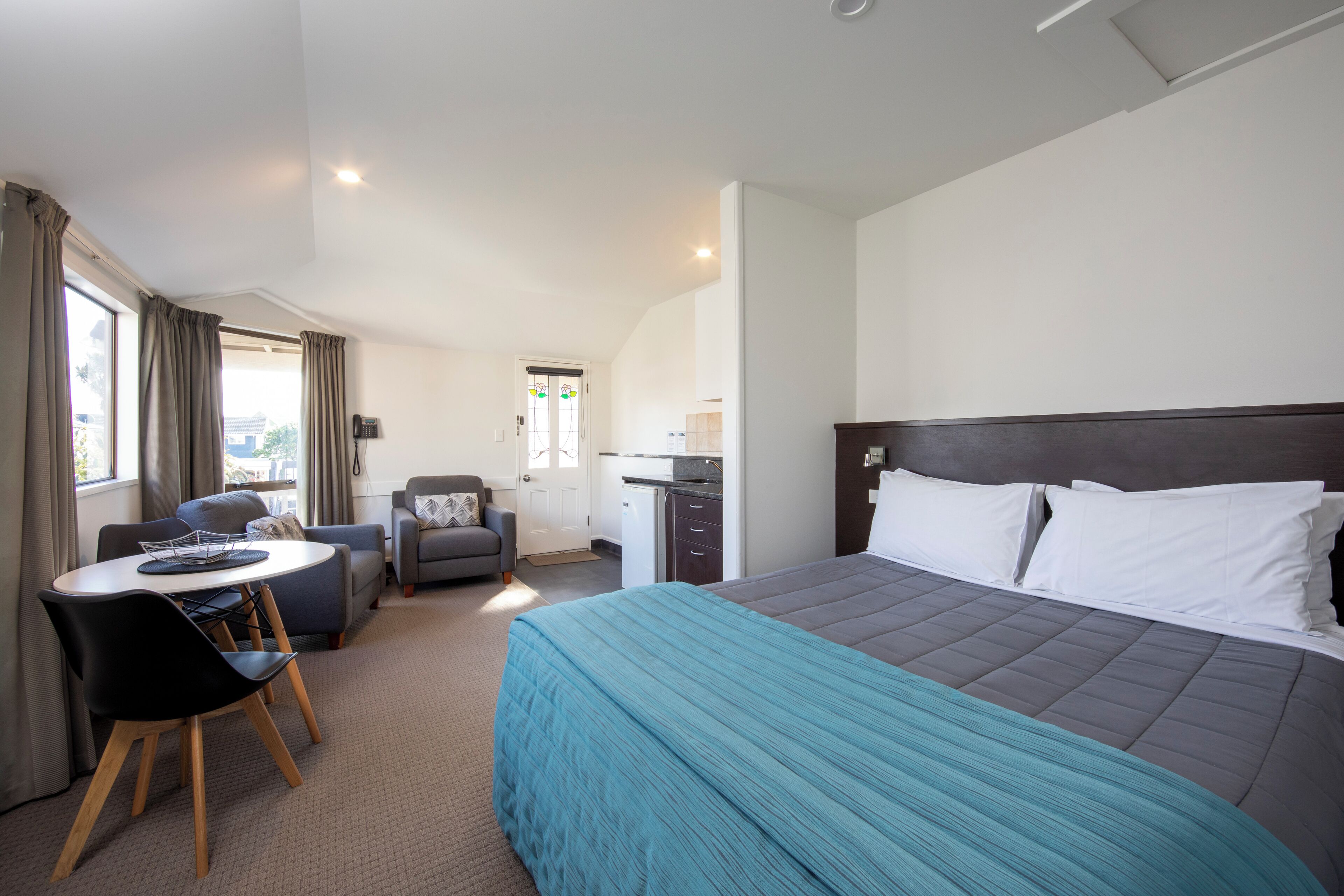 Superior Studio Suite, 1 Queen Bed, Accessible, Courtyard View | Pillow-top beds, in-room safe, desk, iron/ironing board