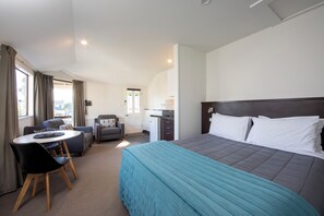 Superior studio suite, 1 queensize bed, toegankelijk voor mindervaliden, uitzicht op de binnenplaats | Pillowtop-bedden, een kluis op de kamer, een bureau