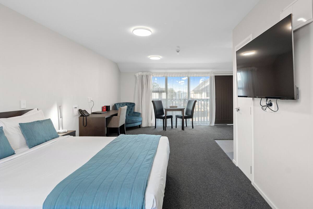 Studio Suite Superior, 1 Tempat Tidur Queen, akses difabel, pemandangan halaman | Bantalan ekstra lembut, brankas, meja kerja, dan setrika/meja setrika