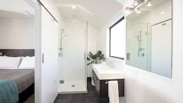 Superior Studio Suite, 1 Katil Ratu (Queen), Accessible, Courtyard View | Bilik Mandi | Pengering rambut, tuala disediakan