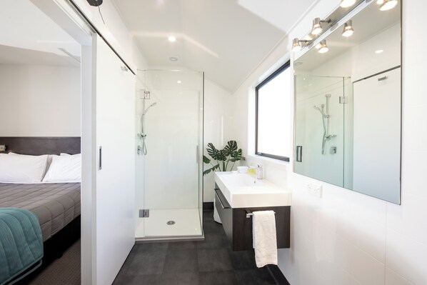 Suite estudio superior, 1 cama de matrimonio, accesible para personas con discapacidad | Baño | Secador de pelo y toallas