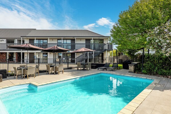 Außenpool, Sonnenschirme, Liegestühle