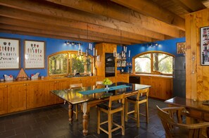 Vila Romantis, beberapa kamar, pemandangan lembah | Dapur pribadi | Lemari es, ketel listrik, dan meja makan