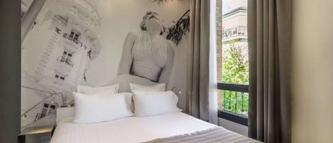 Literie de qualité, coffre-fort, décor unique, bureau