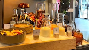 A buffet with various food items and condiments. - Hotel Sixteen Paris Montrouge (Montrouge)