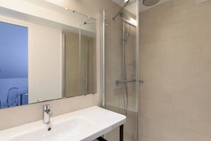 Triple Room | Bathroom | Hair dryer, towels, soap, shampoo