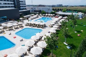 Indoor pool, outdoor pool, pool loungers - Emerald Hotel Pristina, Kosovo (Preoce)