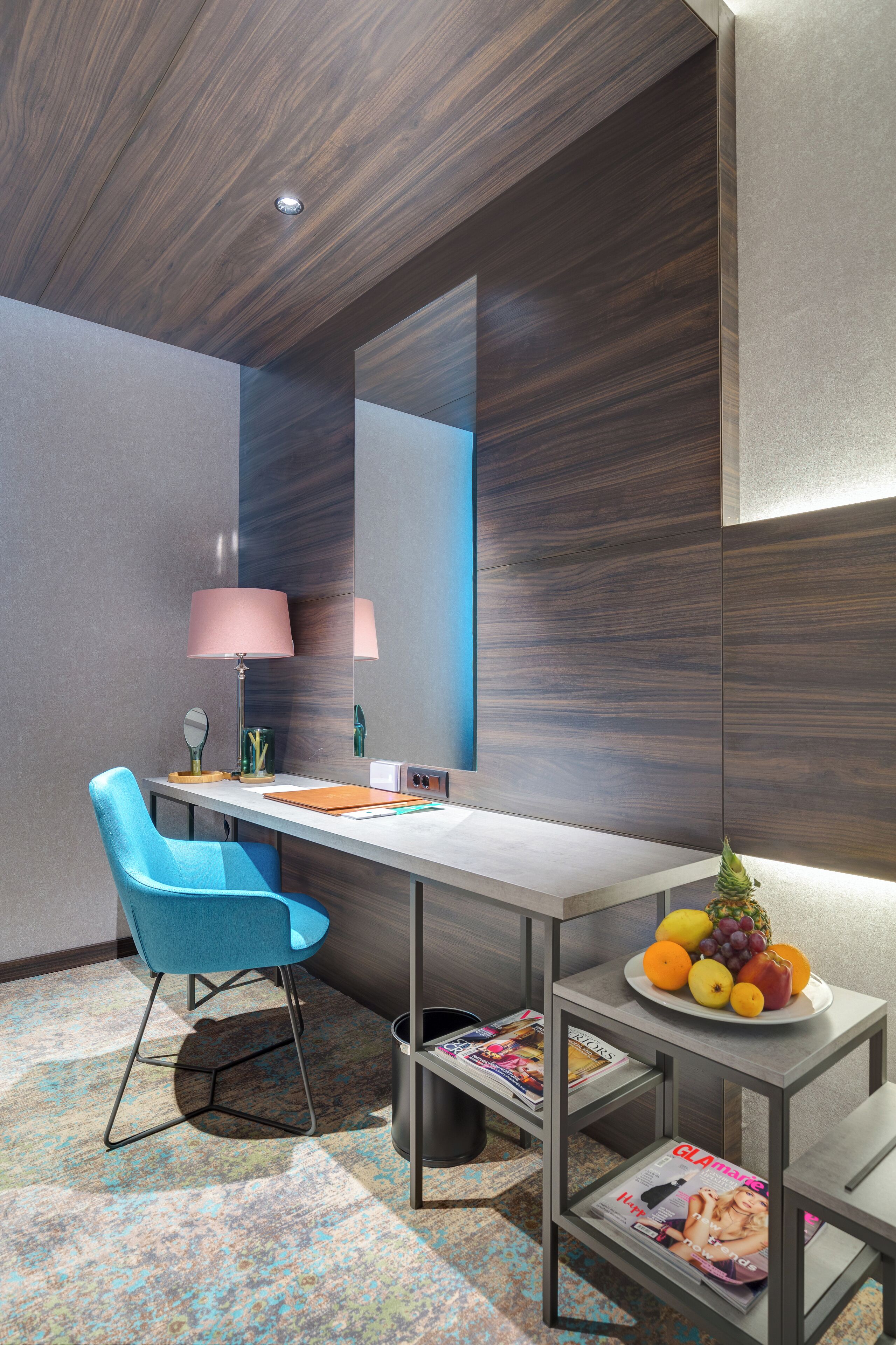 deluxe suite | living area | 32-inch lcd tv with satellite channels, tv