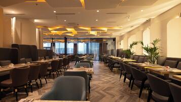 2 restaurants; breakfast, lunch, and dinner served