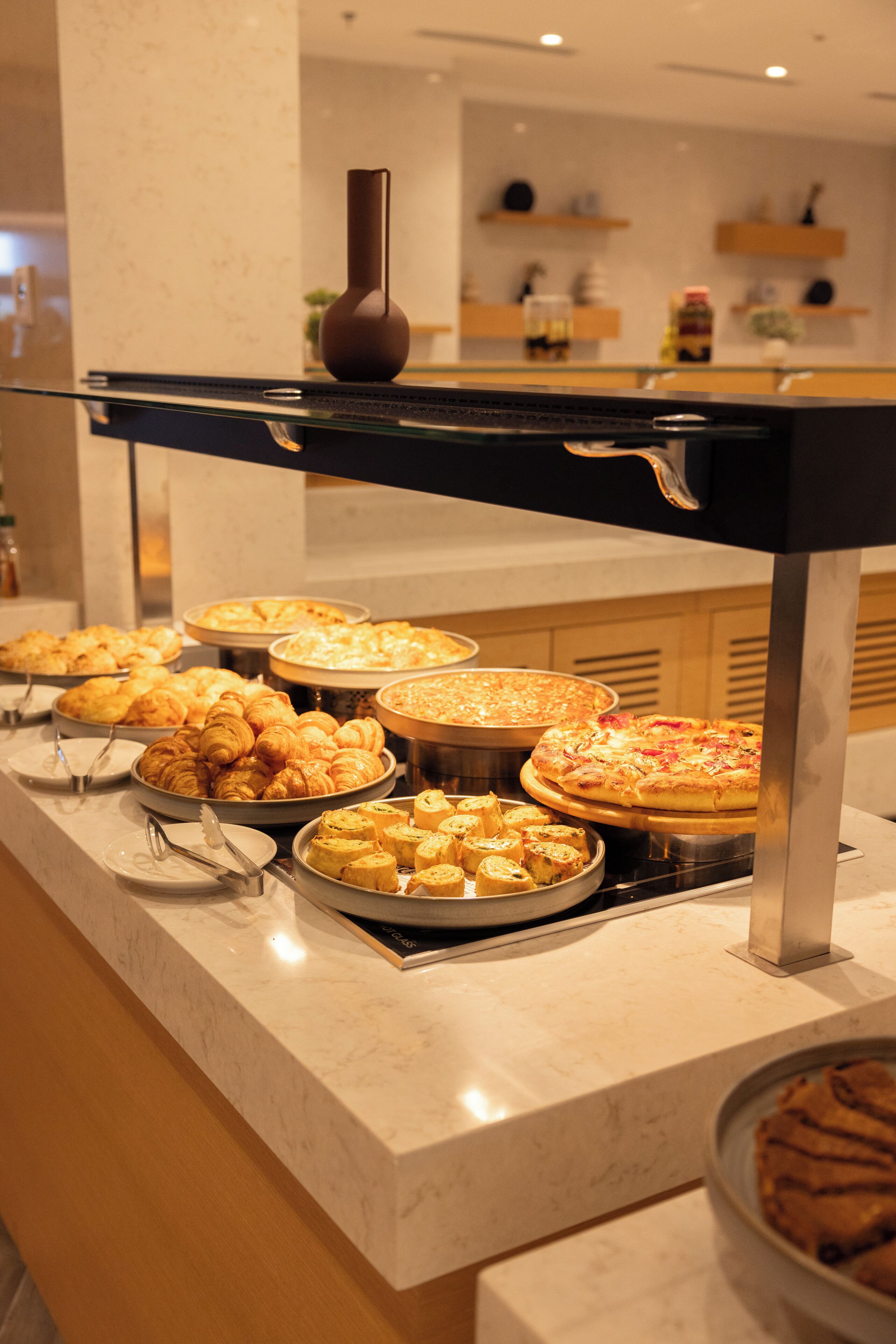 2 restaurants, breakfast served