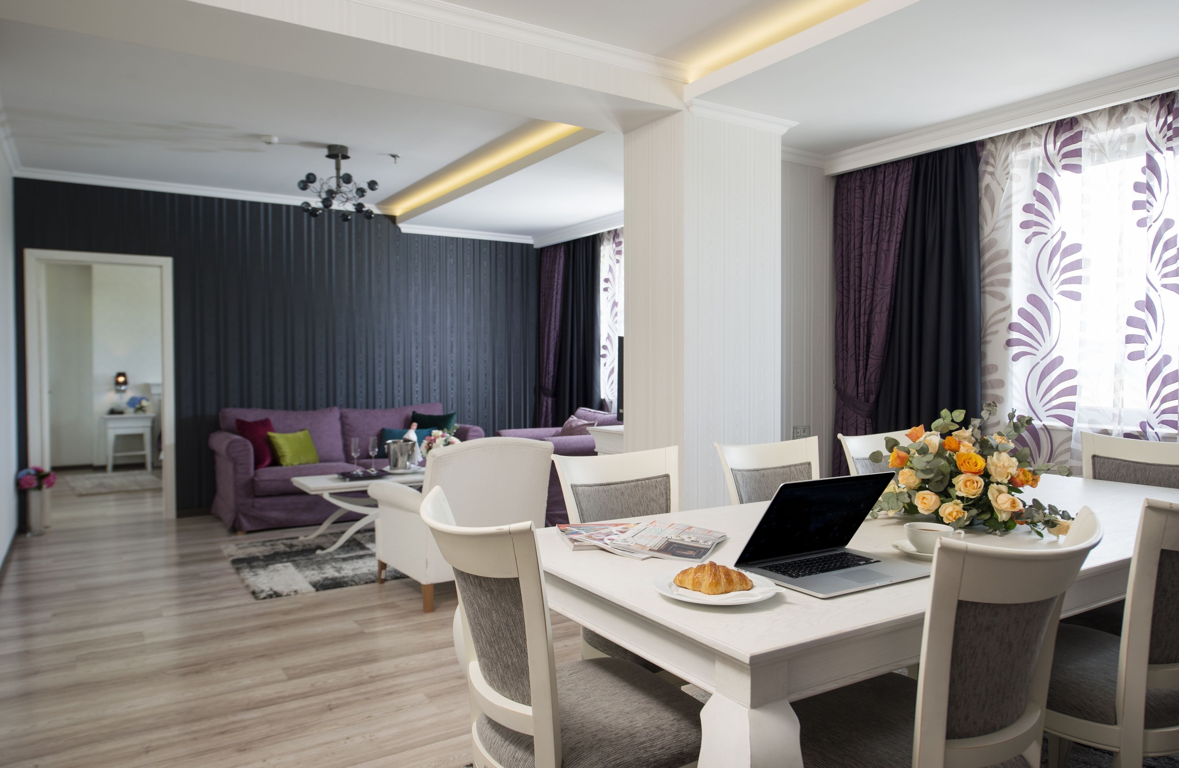 Restauración | 2 restaurantes; se sirven desayunos 